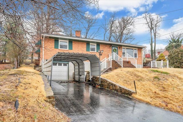 5033 Youngwood DR, Roanoke, VA 24017