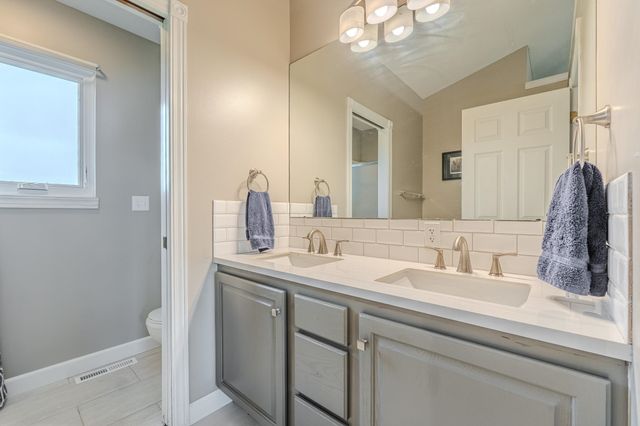 933 E Lost Hills Ct, Derby, KS 67037