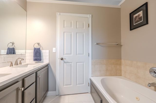 933 E Lost Hills Ct, Derby, KS 67037