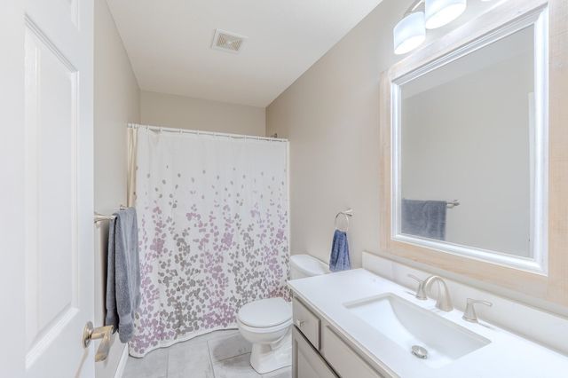 933 E Lost Hills Ct, Derby, KS 67037