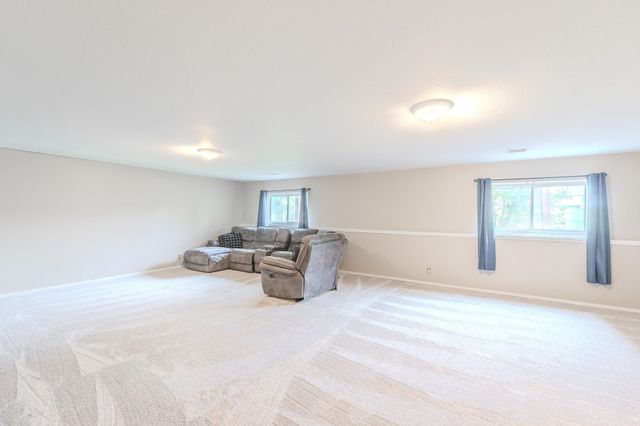 933 E Lost Hills Ct, Derby, KS 67037