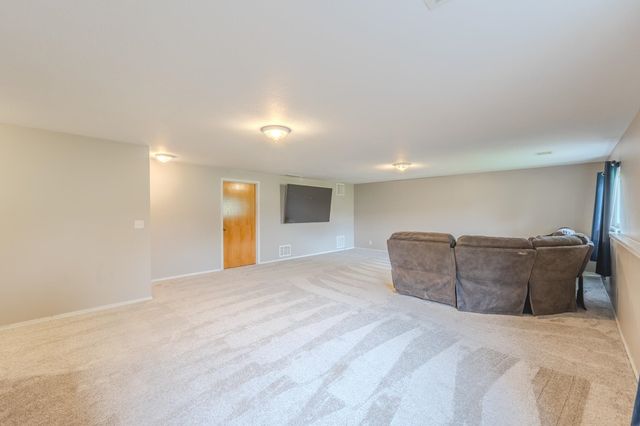 933 E Lost Hills Ct, Derby, KS 67037