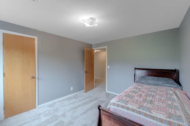 933 E Lost Hills Ct, Derby, KS 67037