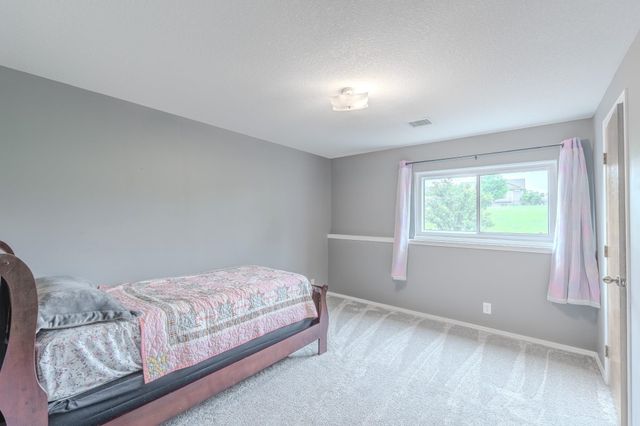 933 E Lost Hills Ct, Derby, KS 67037