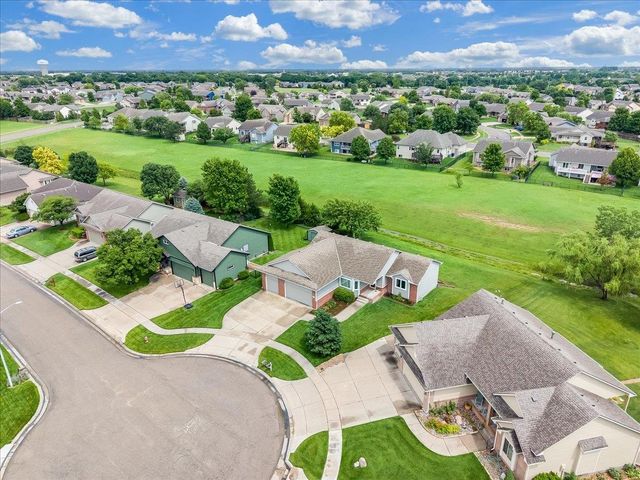 933 E Lost Hills Ct, Derby, KS 67037