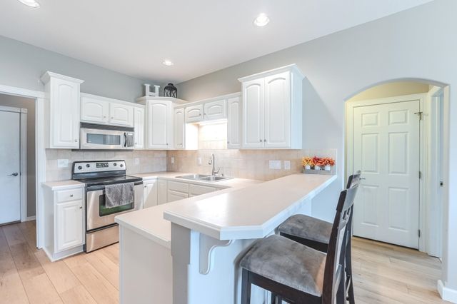 933 E Lost Hills Ct, Derby, KS 67037