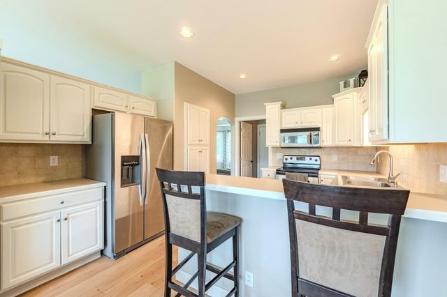 933 E Lost Hills Ct, Derby, KS 67037