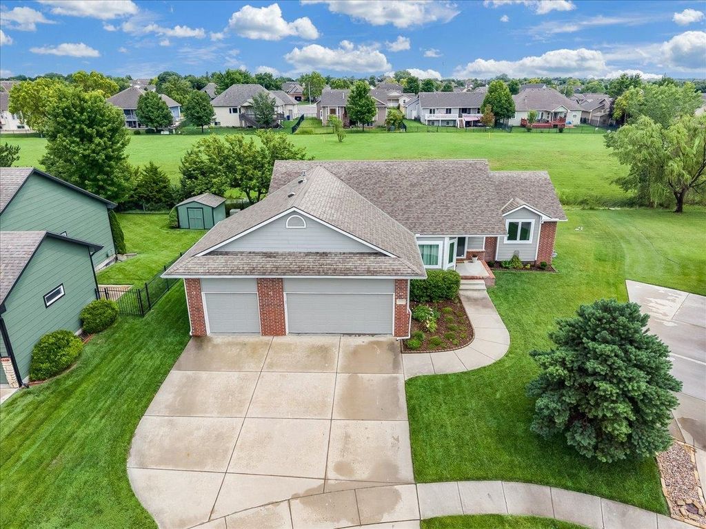 933 E Lost Hills Ct, Derby, KS 67037