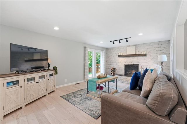 850 NW Valley Lane, Riverside, MO 64150