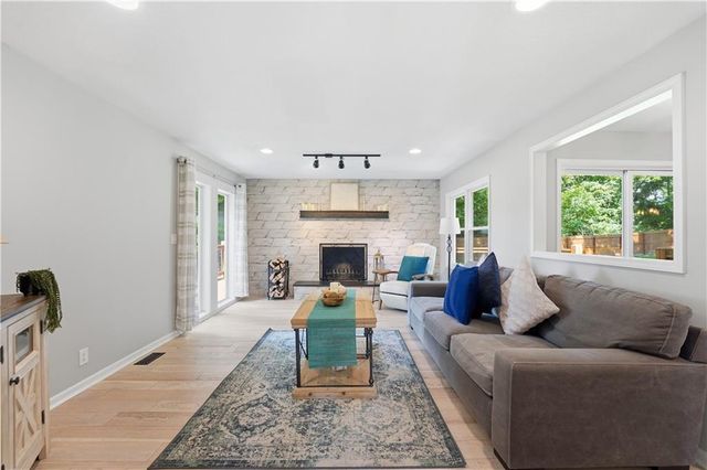 850 NW Valley Lane, Riverside, MO 64150