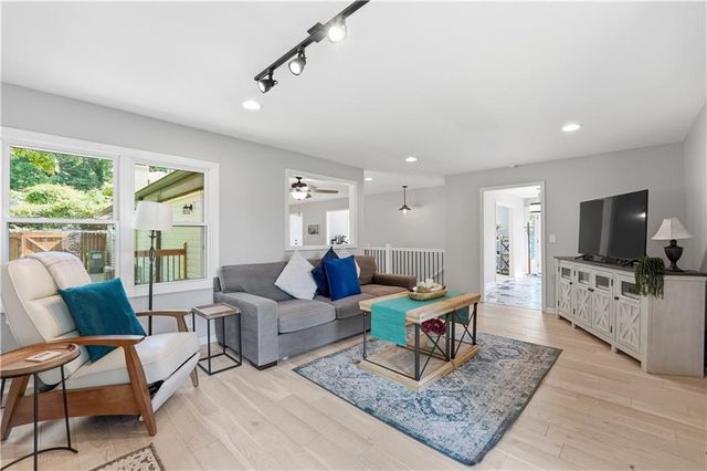 850 NW Valley Lane, Riverside, MO 64150