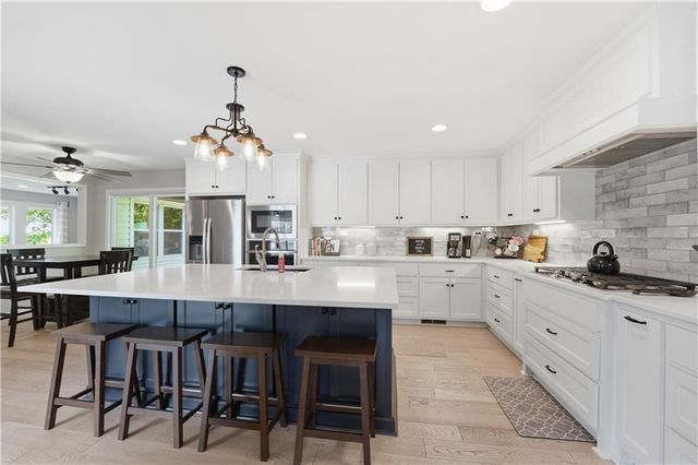 850 NW Valley Lane, Riverside, MO 64150