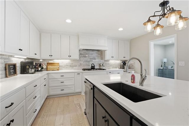 850 NW Valley Lane, Riverside, MO 64150