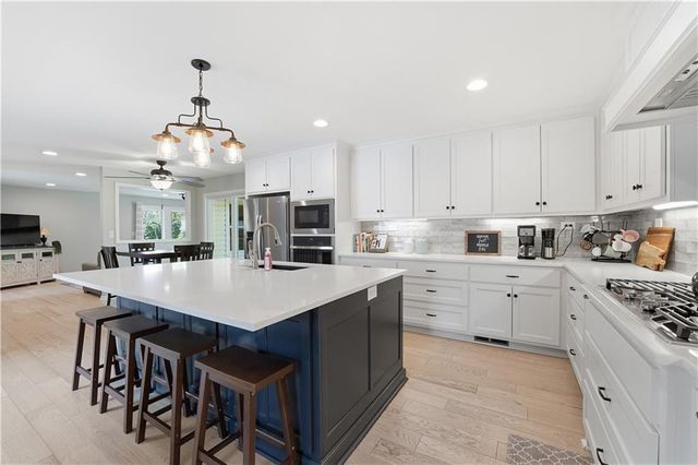 850 NW Valley Lane, Riverside, MO 64150