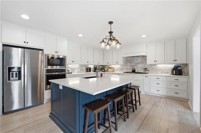 850 NW Valley Lane, Riverside, MO 64150