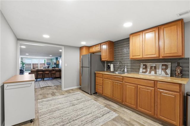 850 NW Valley Lane, Riverside, MO 64150