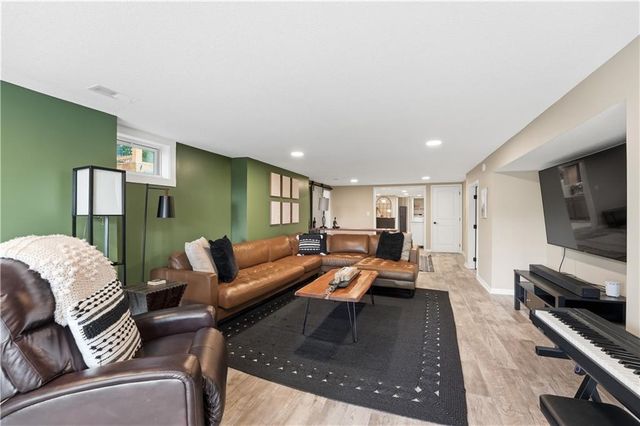 850 NW Valley Lane, Riverside, MO 64150