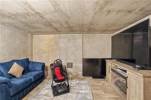 850 NW Valley Lane, Riverside, MO 64150