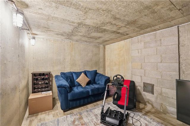 850 NW Valley Lane, Riverside, MO 64150
