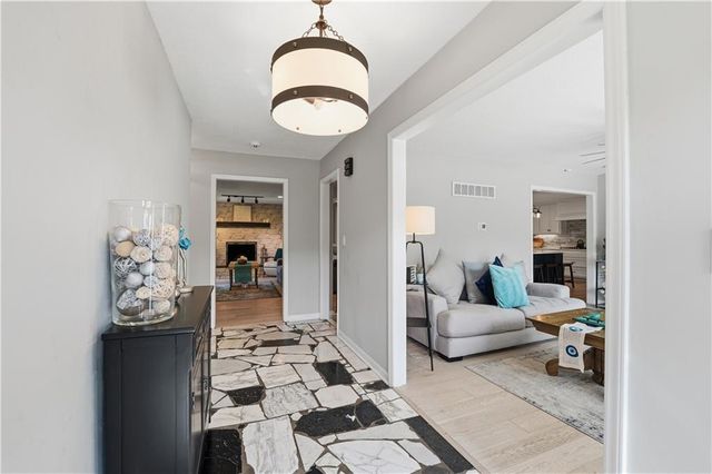 850 NW Valley Lane, Riverside, MO 64150