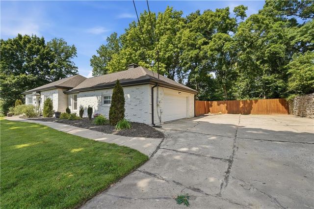850 NW Valley Lane, Riverside, MO 64150