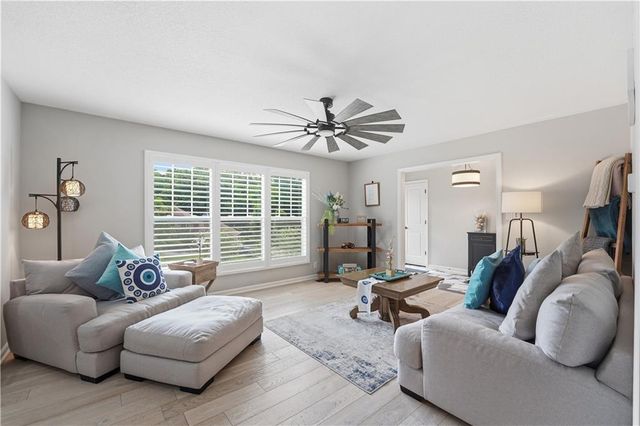 850 NW Valley Lane, Riverside, MO 64150