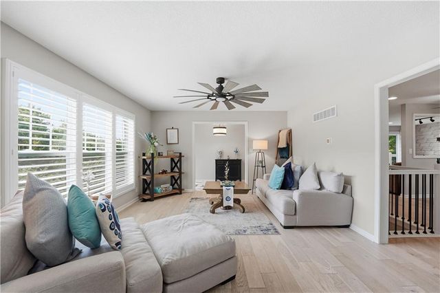 850 NW Valley Lane, Riverside, MO 64150