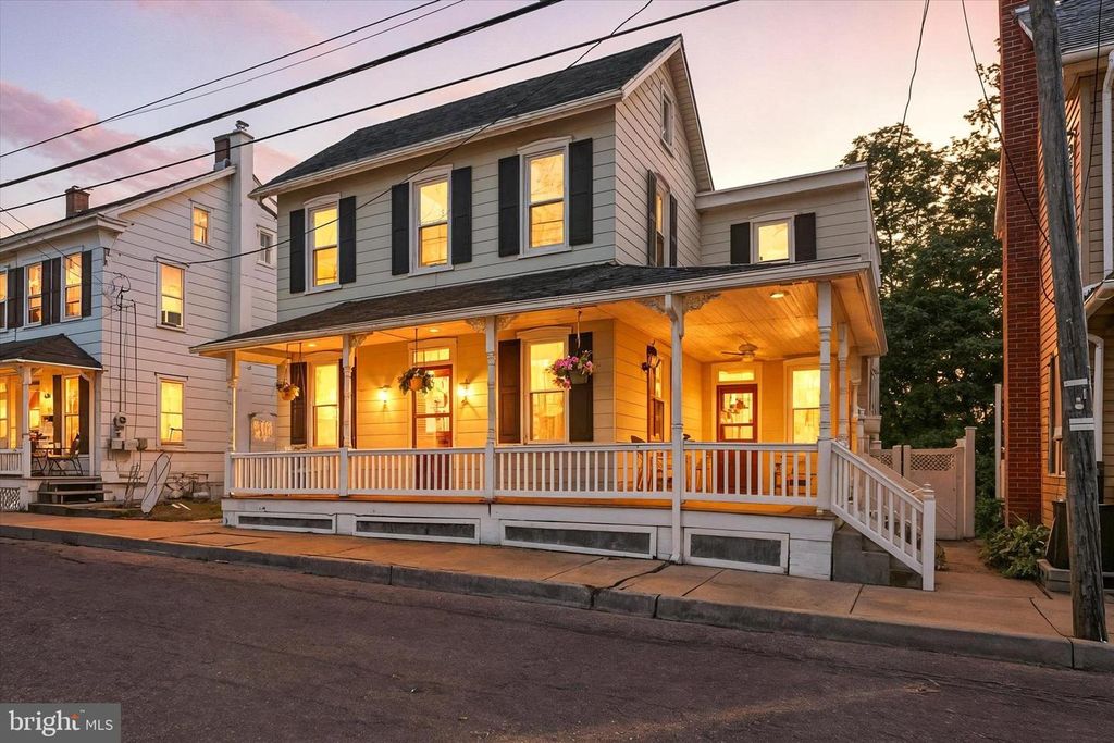 131 N CEDAR ST, Lititz, PA 17543
