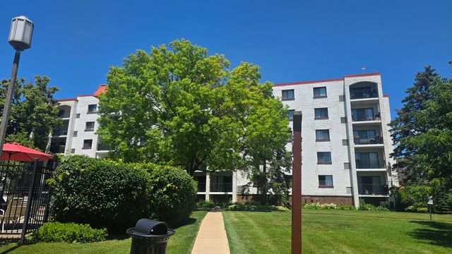 475 PLUM CREEK Drive 401, Wheeling, IL 60090