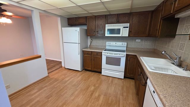 475 PLUM CREEK Drive 401, Wheeling, IL 60090