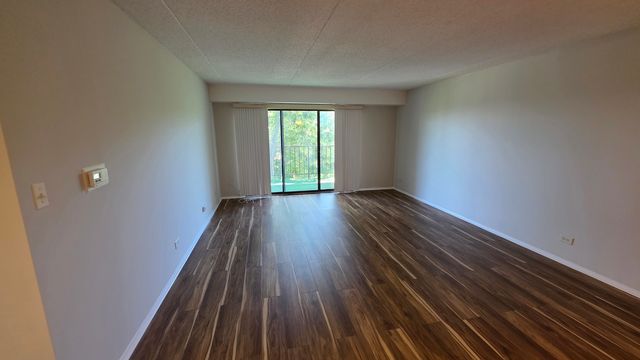 475 PLUM CREEK Drive 401, Wheeling, IL 60090