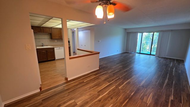 475 PLUM CREEK Drive 401, Wheeling, IL 60090