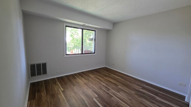 475 PLUM CREEK Drive 401, Wheeling, IL 60090