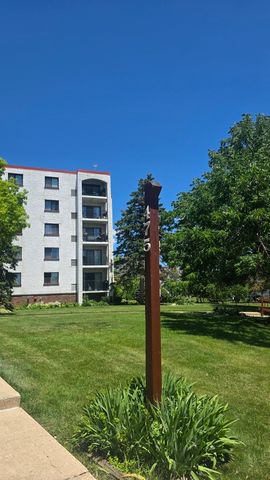 475 PLUM CREEK Drive 401, Wheeling, IL 60090