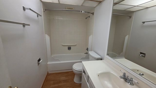 475 PLUM CREEK Drive 401, Wheeling, IL 60090