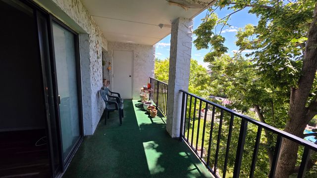 475 PLUM CREEK Drive 401, Wheeling, IL 60090