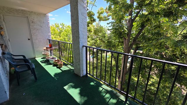 475 PLUM CREEK Drive 401, Wheeling, IL 60090