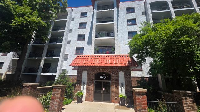 475 PLUM CREEK Drive 401, Wheeling, IL 60090