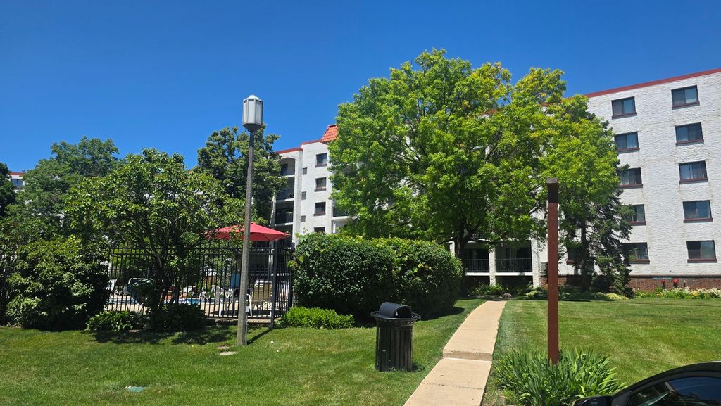 475 PLUM CREEK Drive 401, Wheeling, IL 60090