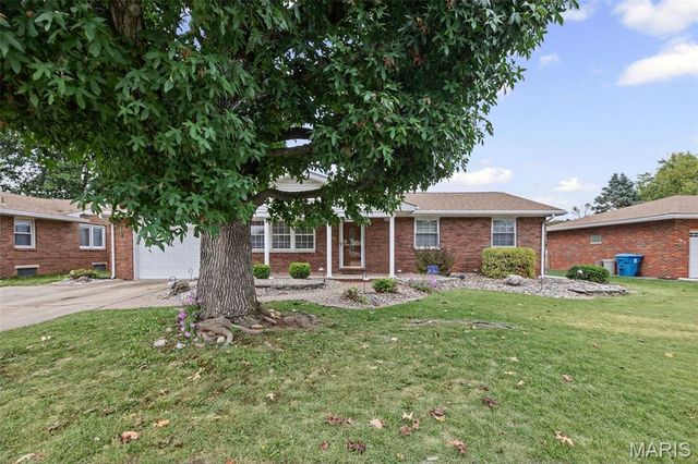 179 Red Bud Drive, Wood River, IL 62095