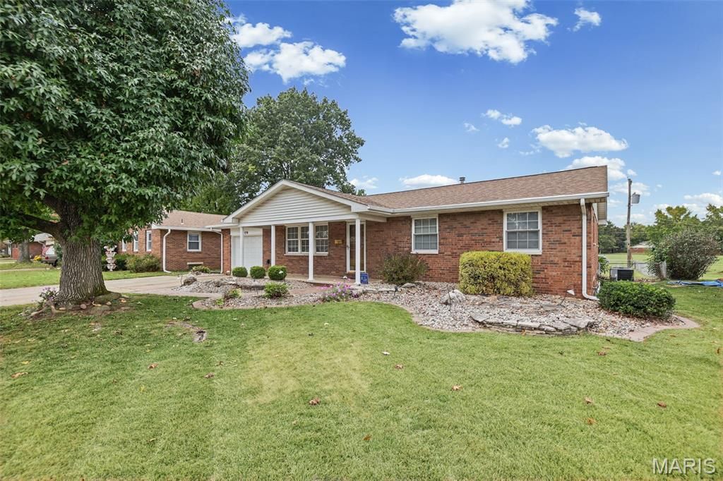 179 Red Bud Drive, Wood River, IL 62095