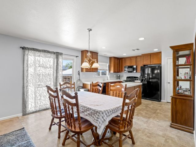 5215 E Hoxie Avenue, Fresno, CA 93725
