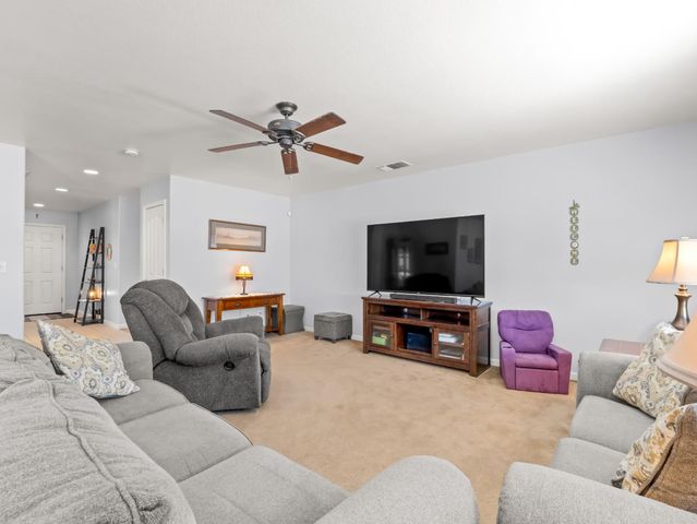 5215 E Hoxie Avenue, Fresno, CA 93725
