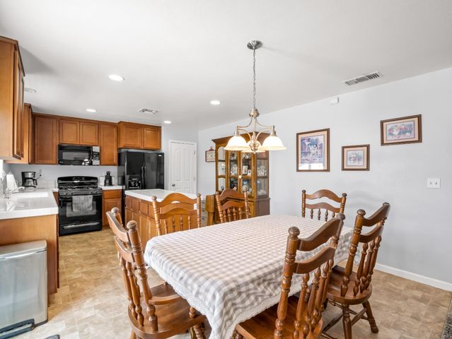 5215 E Hoxie Avenue, Fresno, CA 93725