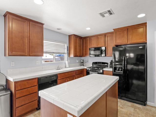 5215 E Hoxie Avenue, Fresno, CA 93725
