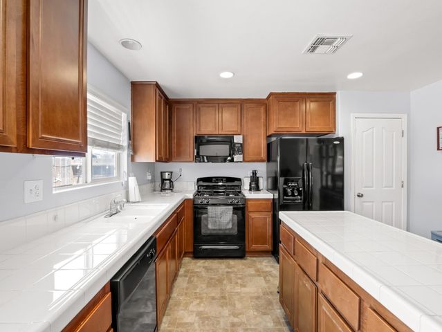 5215 E Hoxie Avenue, Fresno, CA 93725