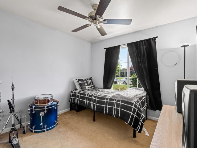 5215 E Hoxie Avenue, Fresno, CA 93725