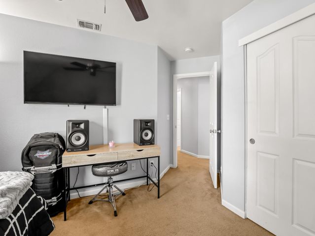 5215 E Hoxie Avenue, Fresno, CA 93725