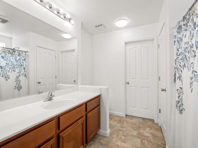 5215 E Hoxie Avenue, Fresno, CA 93725