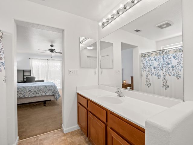 5215 E Hoxie Avenue, Fresno, CA 93725
